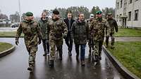 Verteidigungsminister Pistorius läuft in Begleitung mehrerer Soldaten einen Weg entlang