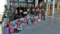 Gruppenfoto bei der Übergabe der Weihnachtsgeschenke.