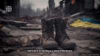 Schuhe stehen in einem Trümmerfeld