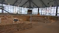 Plüschhase in der Ausgrabungsstätte der alt-römischen Therme