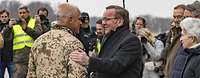 Verteidigungsminister Pistorius schüttelt Oberst Bohnsack die Hand