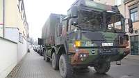 Ein Bundeswehr-LKW steht im Stadtgebiet von Sangerhausen