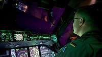 Ein Soldat sitzt im Flugsimulator