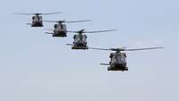 Vier Bundeswehrhubschrauber fliegen in Formation 