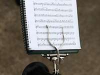 Eine Marschgabel an eine Klarinette montiert