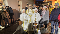 Christkind mit blonden Haaren und seinen Engeln