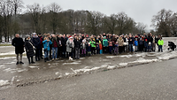 Mehrere Menschen stehen nebeneinander zu einem Gruppenbild.