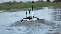 Der obere Teil einer Überwasserdrohne ist oberhalb der Wasseroberfläche zu sehen.