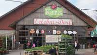 Eingang der Festscheune von Karls-Erdbeerdorf in Rostock.