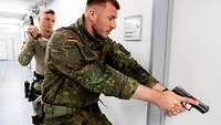 Ein deutscher und ein litauischer Militärpolizist kurz vor der Durchsuchung eines Raumes