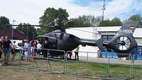 Hubschrauber zur Ansicht für Besucher der Hanse-Sail.
