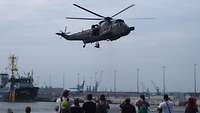 Vorführung eines Hubschraubers während der Hanse-Sail.
