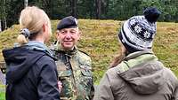 Oberst Andreas Timm im Gespräch mit zwei Frauen