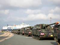 Kampfpanzer Leopard und Panzerhaubitzen 2000 stehen bereit zum Seetransport