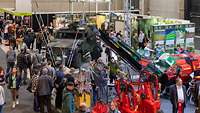 Bei der Messe Grüne Woche drängeln sich viele Menschen an einem Infostand der Bundeswehr