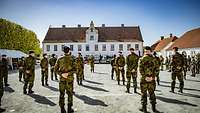 Soldaten stehen auf einem großen Platz in Formation