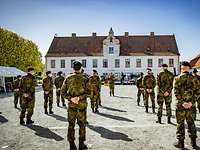 Soldaten stehen auf einem großen Platz in Formation