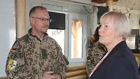 Militärpfarrer Plümper im Gespräch mit der Deutschen Botschafterin im Irak