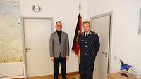 Generalmajor Dr. Jan Kuebart mit dem Bundestagsabgeordneten Johannes Arlt (SPD)