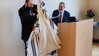 Zwei Rabbiner bei der Übergabe des Talits