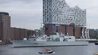 Ein Schiff der Nato auf der Elbe vor der Elbphilharmonie