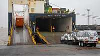 Das Schiff Finlandia Seaways mit zwei Rampen: Links zum Oberdeck und rechts zum Unterdeck.