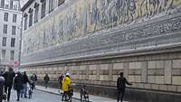 Ein Foto von dem Wandbild „der Fürstenzug“ in Dresden.