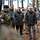 Der Bundespräsident, Verteidigungsminister und Botschafter der Ukraine stehen mit Soldaten im Wald