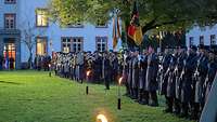 Soldaten stehen in Formation.