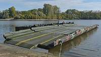 Eine ausgeklappte Faltschwimmbrücke im Wasser