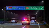 Fahrzeugkolonnen auf der Autobahn werden von Militärpolizei mit Blaulicht begleitet