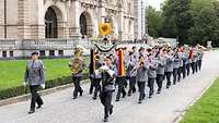 Musikkorps marschiert hinter dem Rathaus in Hannover