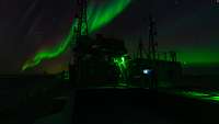 Von einem der höchsten Punkte auf dem Schiff sind die Polarlichter mit der grünen Einfärbung gut sichtbar