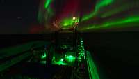 Von einem der Punkte auf dem Schiff sind die Polarlichter mit der markant grünen Einfärbung gut sichtbar