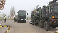 Ein Militärfahrzeug wird an einem Tankwagen über einen Zapfhahn mit Kraftstoff versorgt.