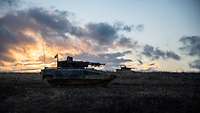 Zwei Schützenpanzer Puma stehen im Sonnenuntergang