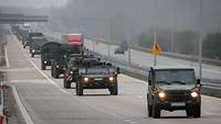 Fahrzeuge der Bundeswehr auf der Autobahn