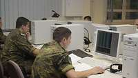 Soldaten sitzen vor Computern
