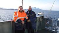 Ein Marinesoldat und ein Militärrabbiner in Uniform posieren für ein Foto auf dem Schiffsdeck.