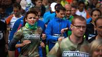 Eine Jogginggruppe: Läufer mit Bundeswehr-Sportshirts und in vorwiegend blauer Kleidung