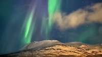 Die Nacht leuchtet: Nordlichter am winterlichen Himmel über Norwegen