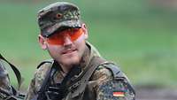 Ein lächelnder Soldat mit Schießbrille