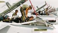 Mehrere Tornado-Kampfjets werden durch Techniker auf den Start vorbereitet.