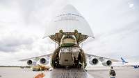 Verladen eines Transporthubschraubers in die Antonov AN-124