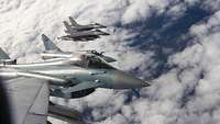 Vier Kampfflugzeuge am Bewölkten Himmel 