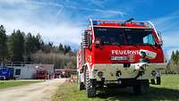 Ein Feuerwehrfahrzeug der Bundeswehr im Vordergrund, im Hintergrund weitere Einsatzfahrzeuge