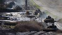 Mehrere Schützenpanzer fahren nacheinander auf dem Panzertreck auf einem Truppenübungsplatz