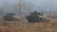 Zwei Schützenpanzer Puma stoßen unter gegenseitiger Überwachung zusammen vor