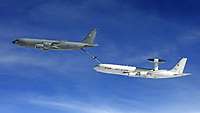 Das AWACS nimmt von einem US-Tankflugzeug Treibstoff in der Luft auf.