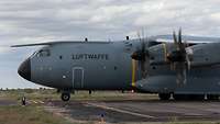 Ein Transportflugzeug der Luftwaffe vor dem Start.